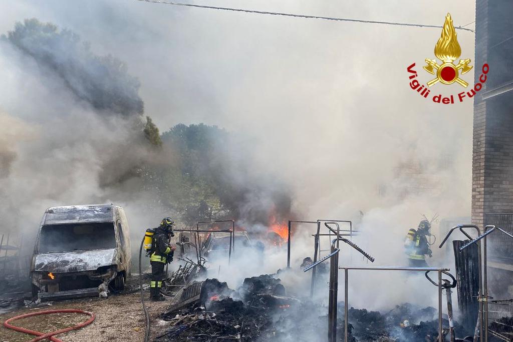 Falerone - Furgone in fiamme: incendio devasta un capannone tessile